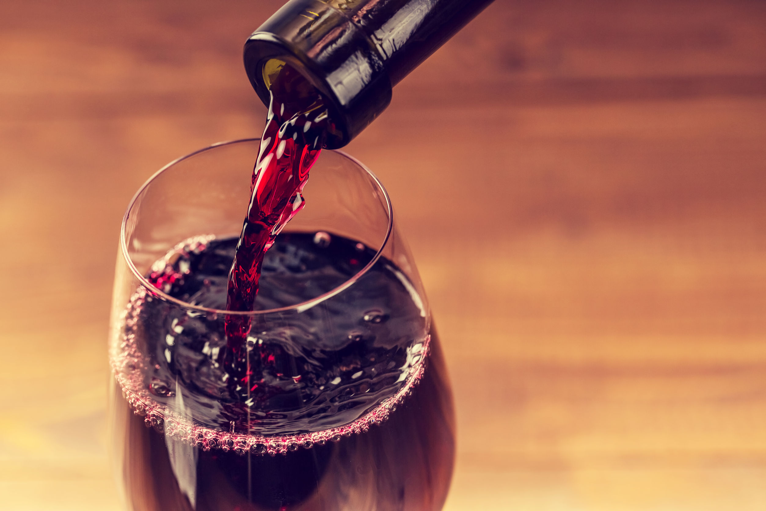 Бокал вина утром. Бокал с вином. Красное вино. Бокал красного вина. Красное вино в бокале.